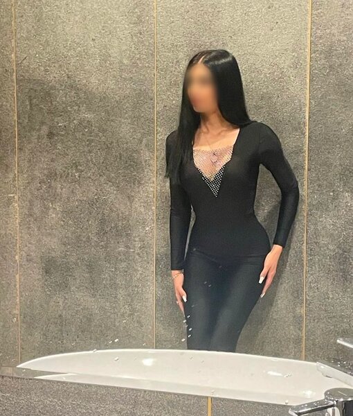 Sunt noua pe site, Larisa,